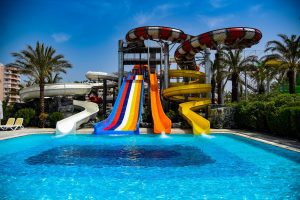 royal wings hotel in turkije glijbanen met zwembad er aan