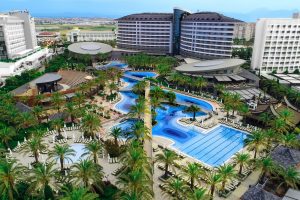 royal wings hotel in turkije bovenaanzicht van de zwembaden en het resort